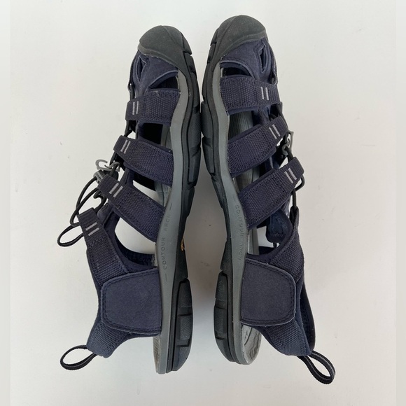 KEEN Men\'s Clearwater CNX Sandal in Navy Blue and Light Gray, size 10 / 43 main image 5
